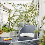 Apartahotel Living 3*